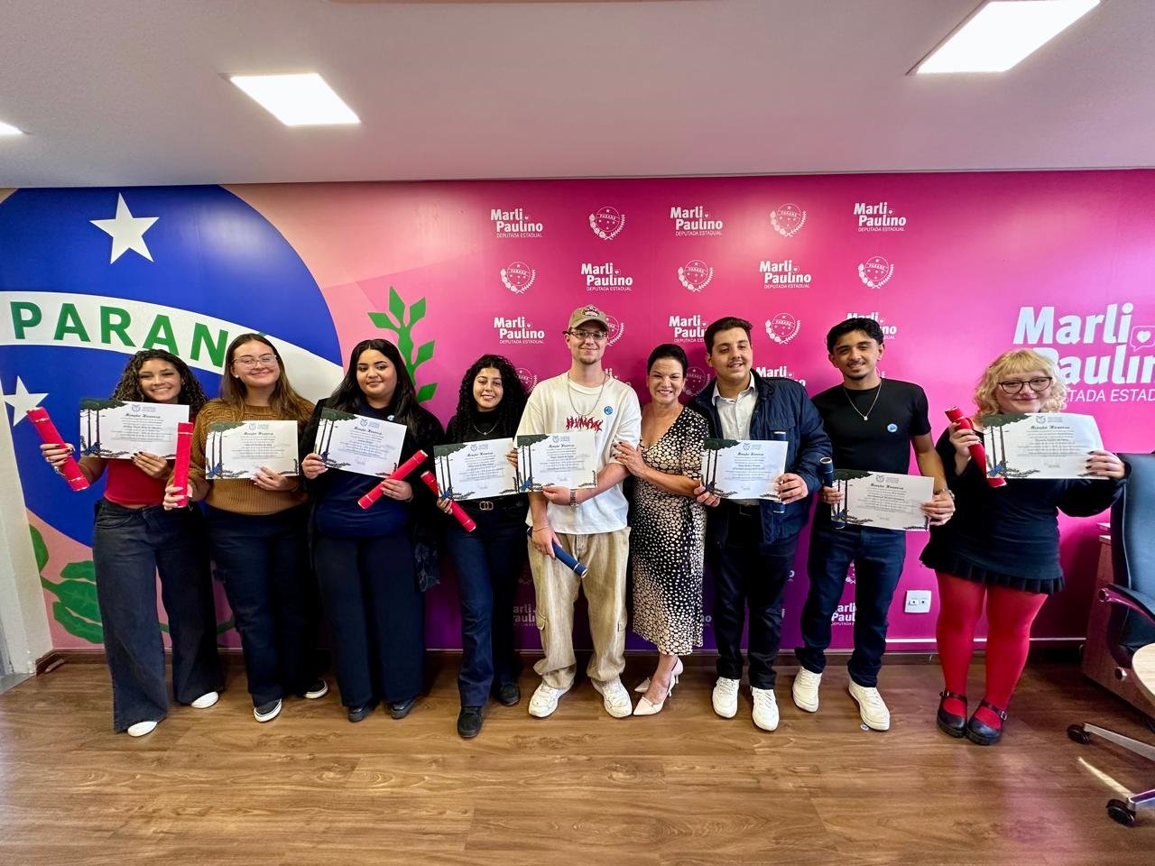 Alunos aprovados pelo Cursinho Mais Pinhais são homenageados pela deputada Marli Paulino